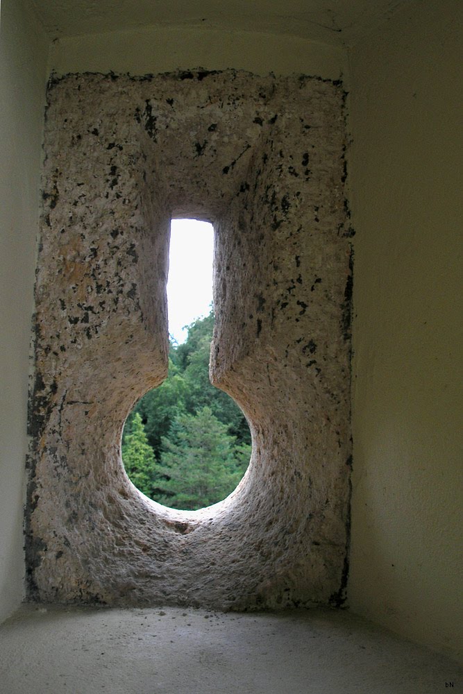 Puškarnica na ulaznoj kuli - Loophole on the entrance tower by Branko Novosel