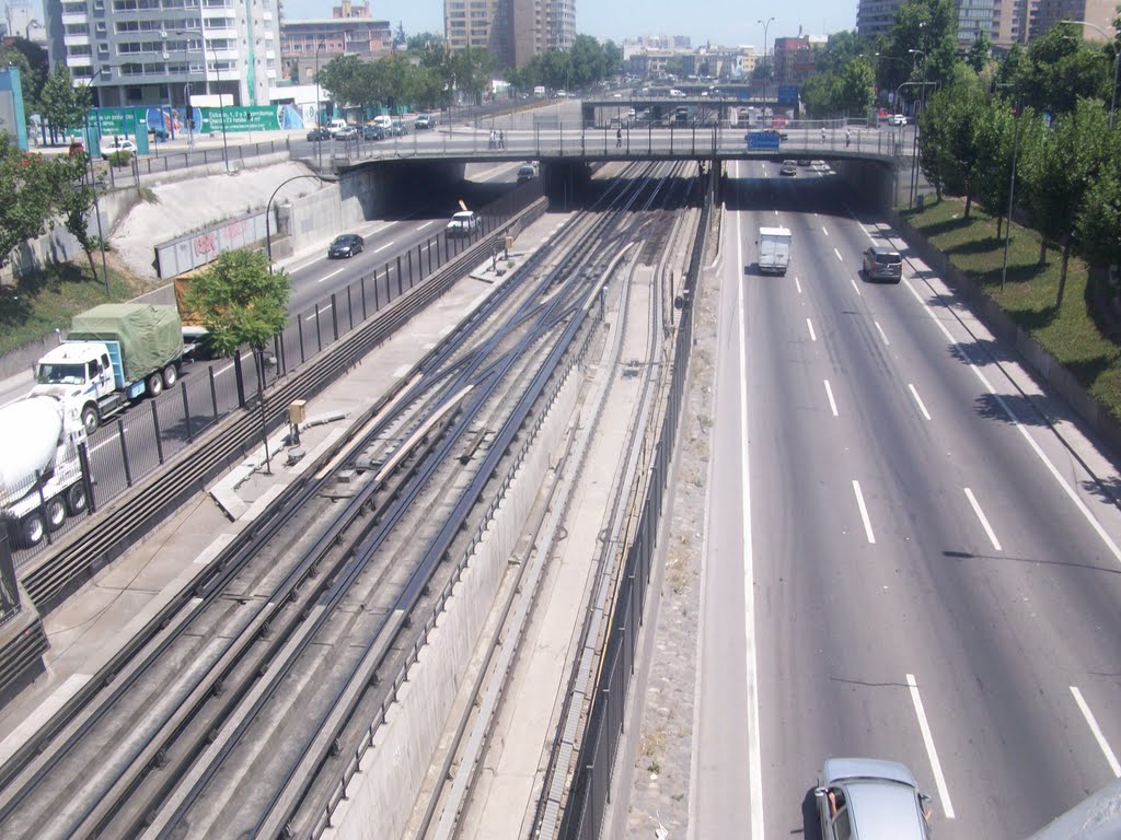 Autopista Central y la línea 2 del Metro de Santiago. Santiago de Chile by Ignacio Paredes