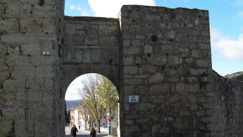 Cuenca - Arco de Bezudo (Calle Larga) by Alejandro Luis Carre…