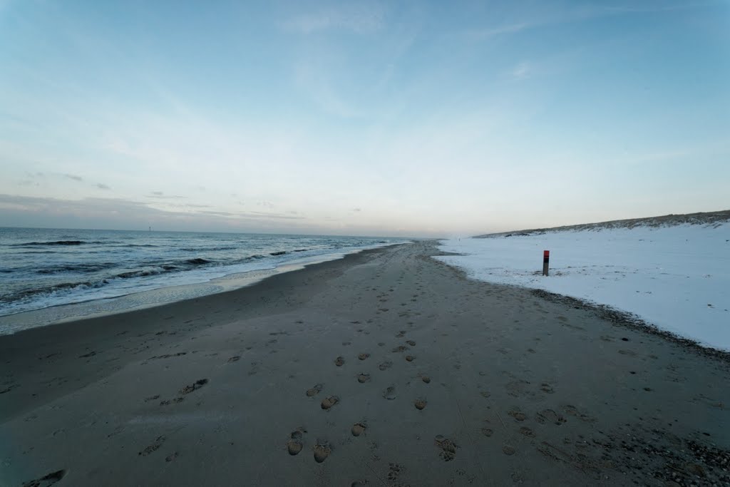 Texel - De Koog - North Sea Beach between Paal 19 & 21 - View NNE along the Snowcovered Beach by txllxt TxllxT