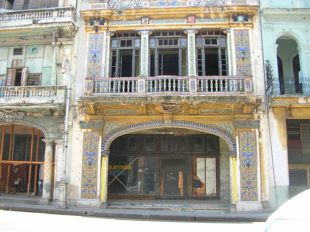 Edificio en Galiano (Avenida de Italia), La Habana, Cuba by MrPaolote