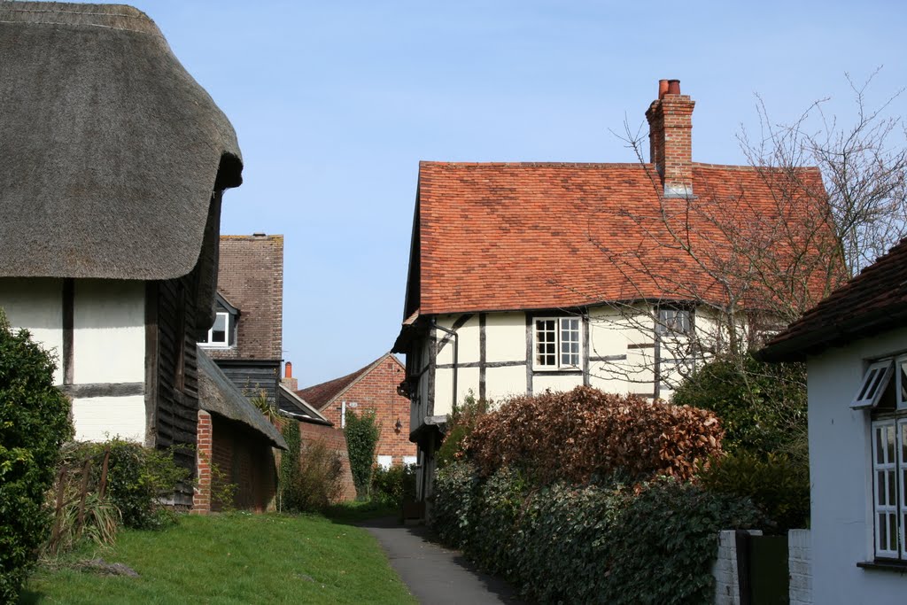 Shoe Lane, East Hagbourne, Oxfordshire by Roger Sweet