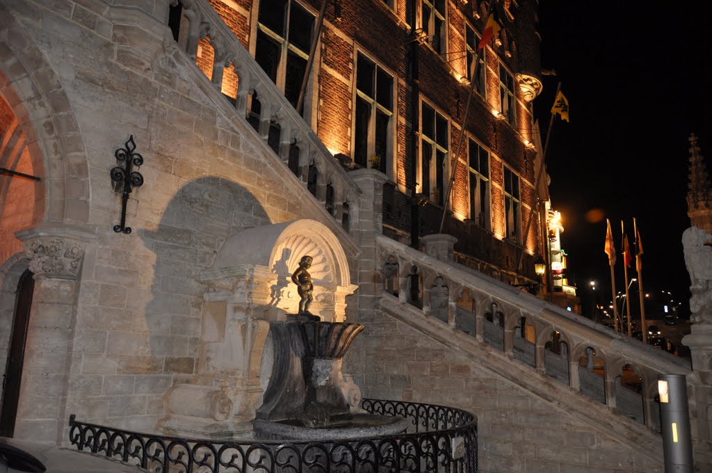 Geraardsbergen, Manneke Pis en Stadhuis by Isaie D