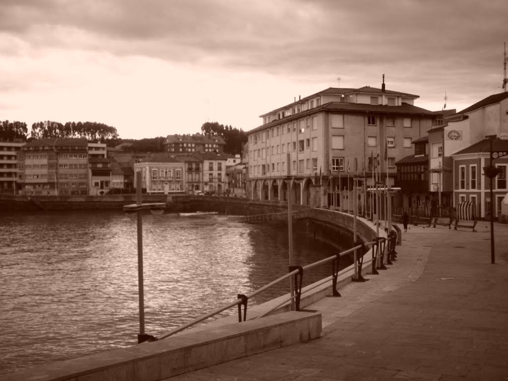 LUANCO, PASEO DEL MUELLE by Lucio Alcolado