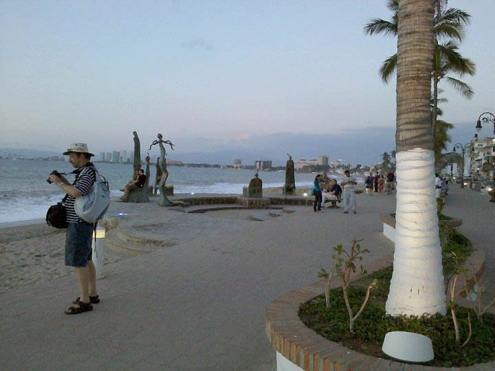 El malecón central de Puerto Vallarta, México. by chipr