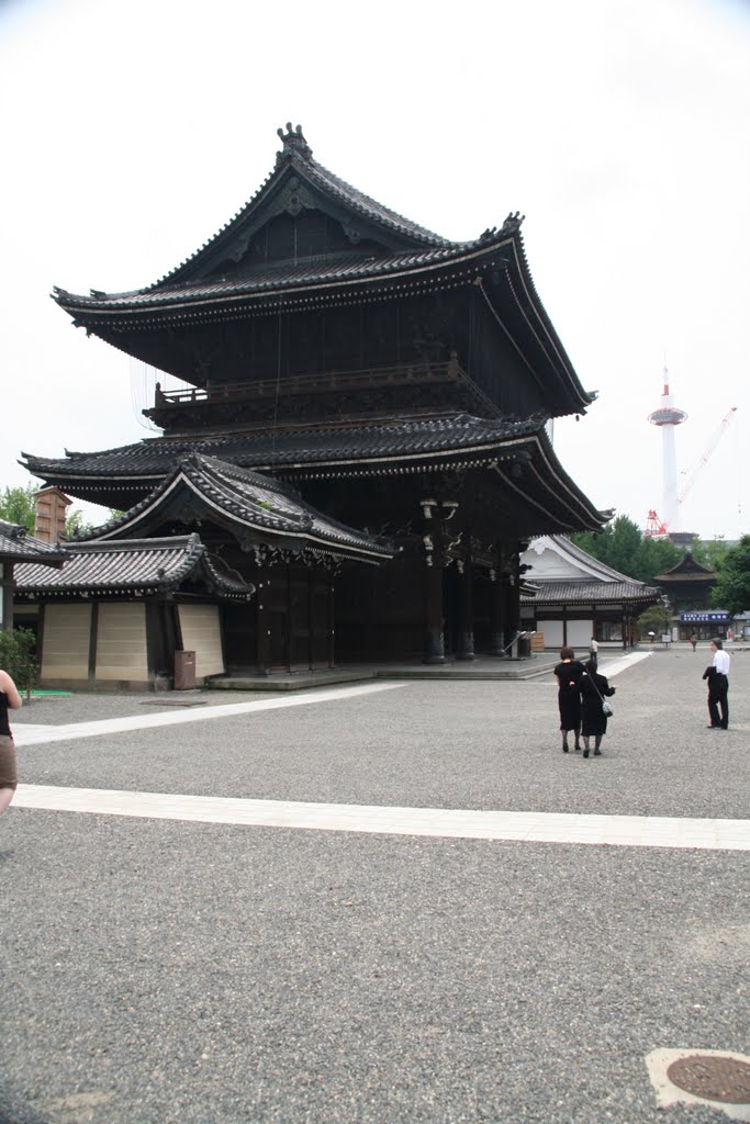 Higashi-hongan-ji-2010c.jpg by James Popple