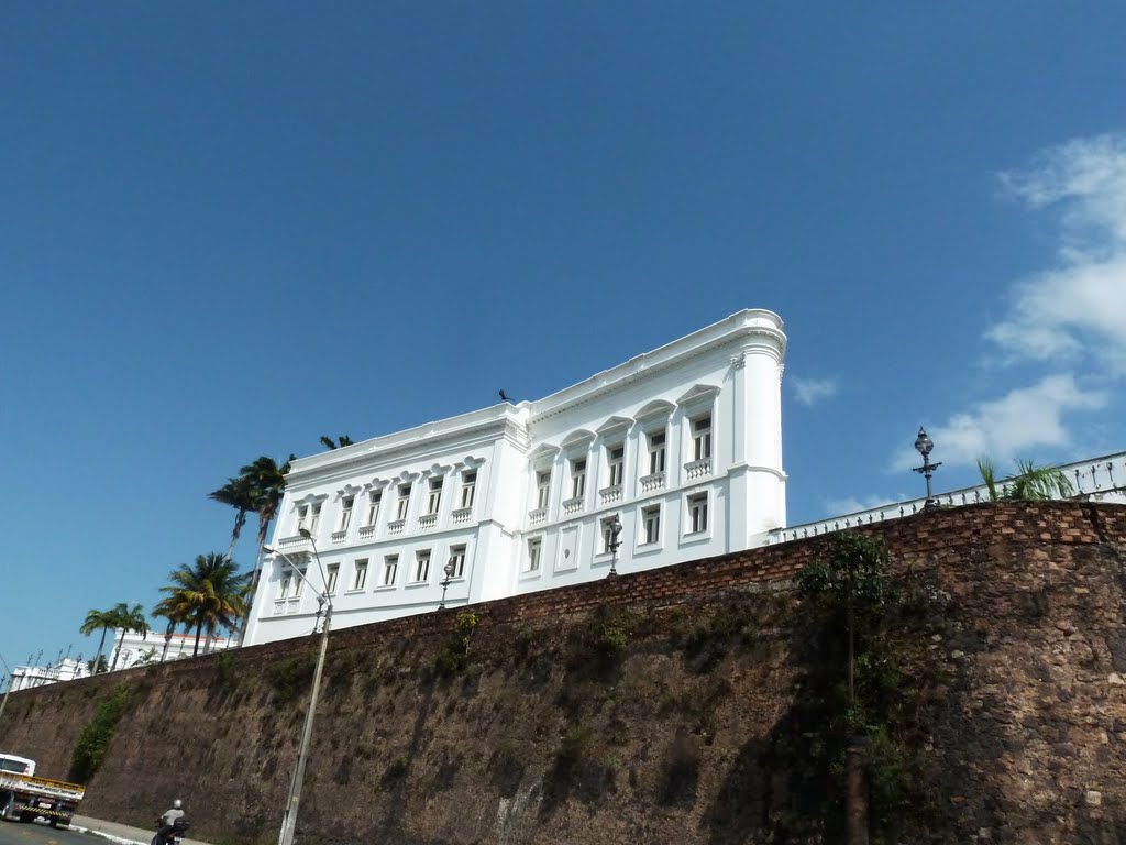 Fachada do Palácio dos Leões by Ednilsonm