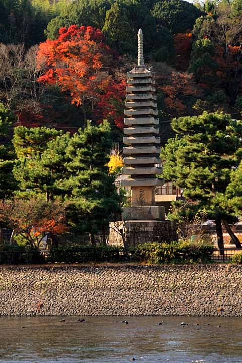 A thirteen-storied stone pagoda by nutakku