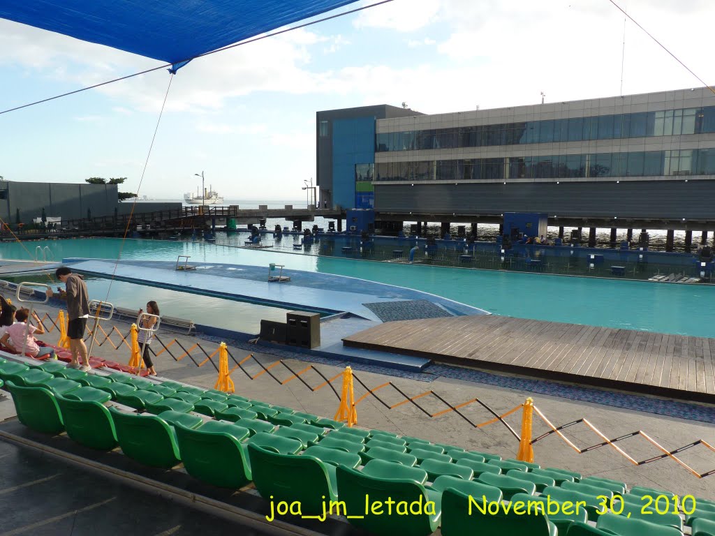 Manila Ocean Park's front pool and amphitheater. Manila City, Philippines. by joa_jm_minho_letada