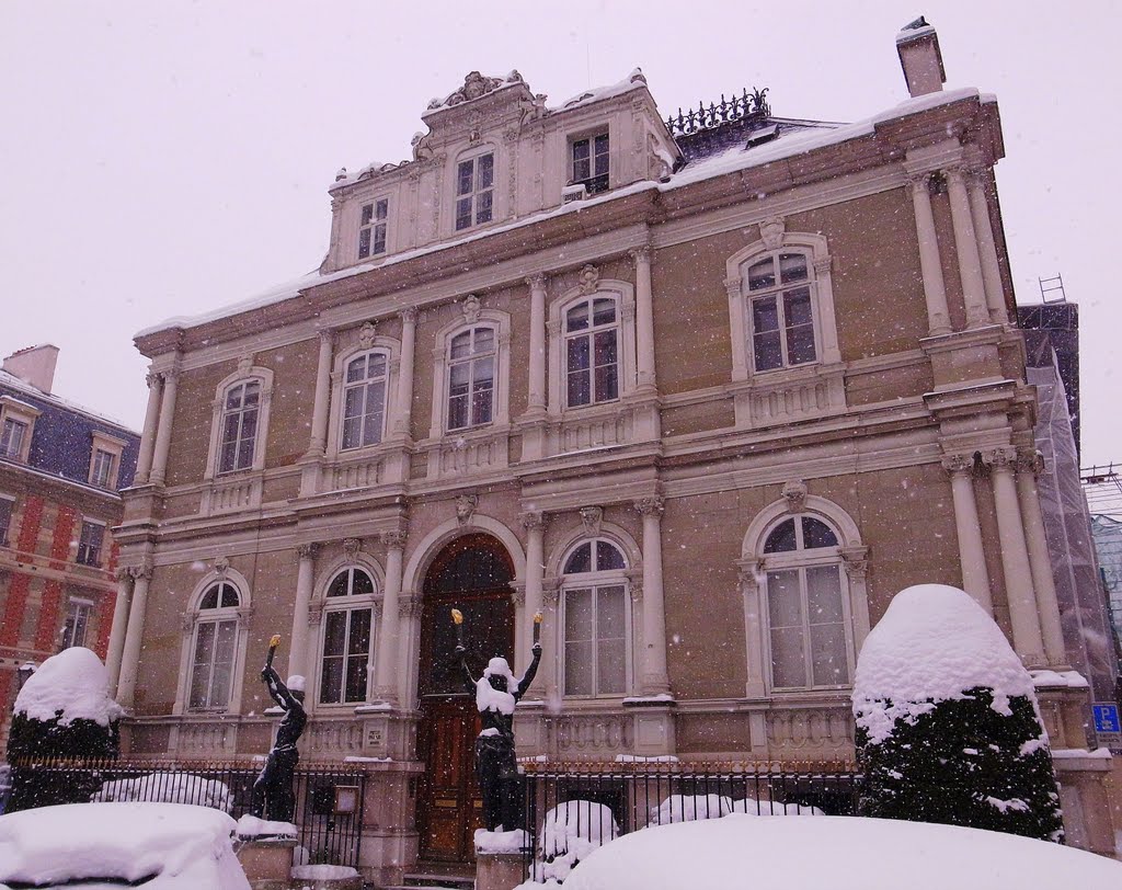 Geneve Petit Palais by Alex Zimovsky