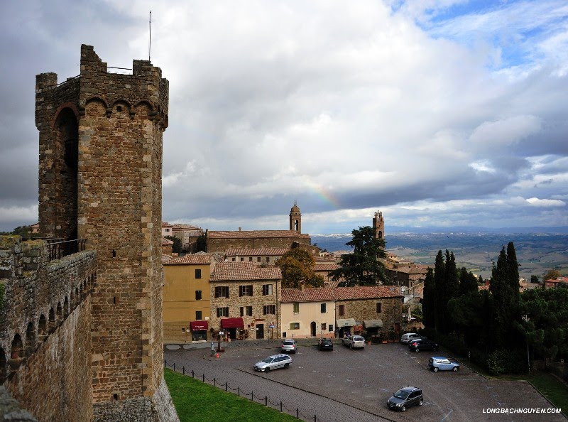 Fortress and town of Montalcino by longbachnguyen