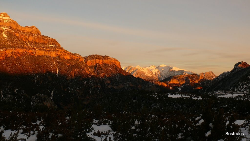 Sestrales y, al fondo, Macizo de Cotiella 2912 m by Santiago Acín