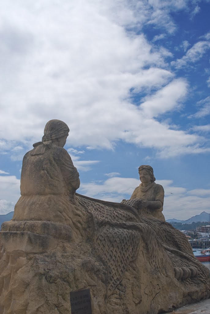 El pueblo de Castro Urdiales a sus mujeres del Mar by Juan García Herráiz