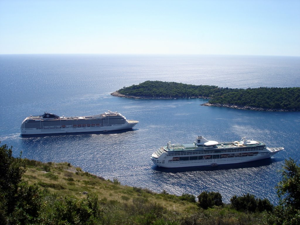 Dve lode kotvia pri Dubrovniku by Boris Ondrasik