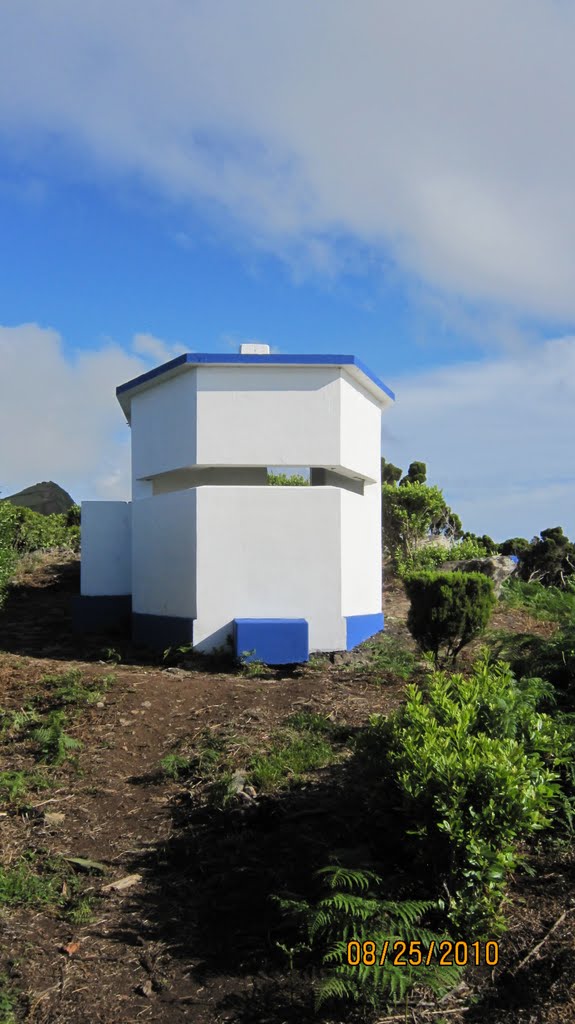 Antiga vegia da baleia na ponta do Rosais,ilha de Sao Jorge,Acores. by Herbert Terra