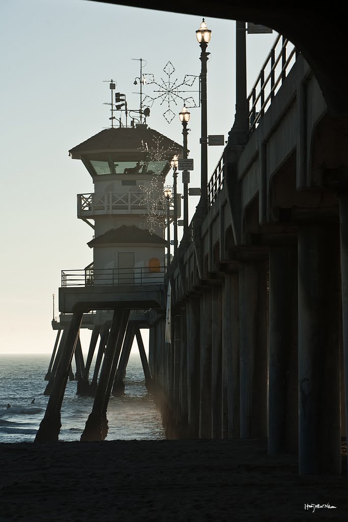 Dưới Chân Cầu Huntington Beach Pier by Hoàng Khai Nhan