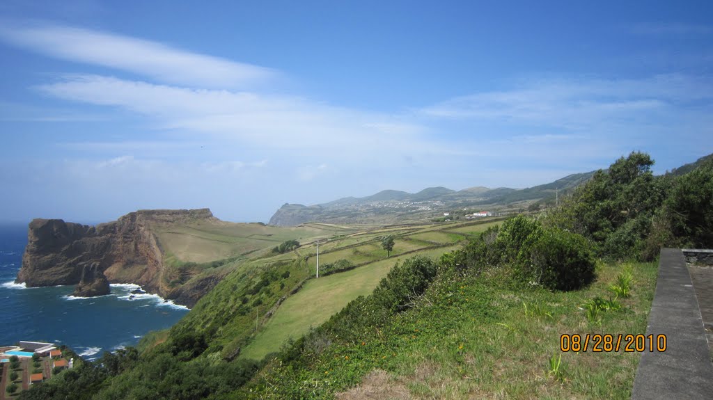 Foto tirada do miradouro do Canavial,Vila de Velas,ilha de Sao Jorge,Acores,parte da freguesia dos Rosais em frente. by Herbert Terra