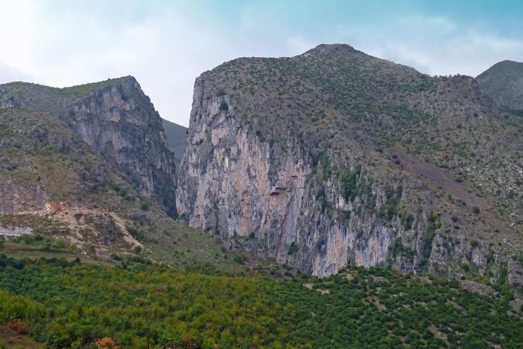 Cañon de Gradeci by Ruben del Rio