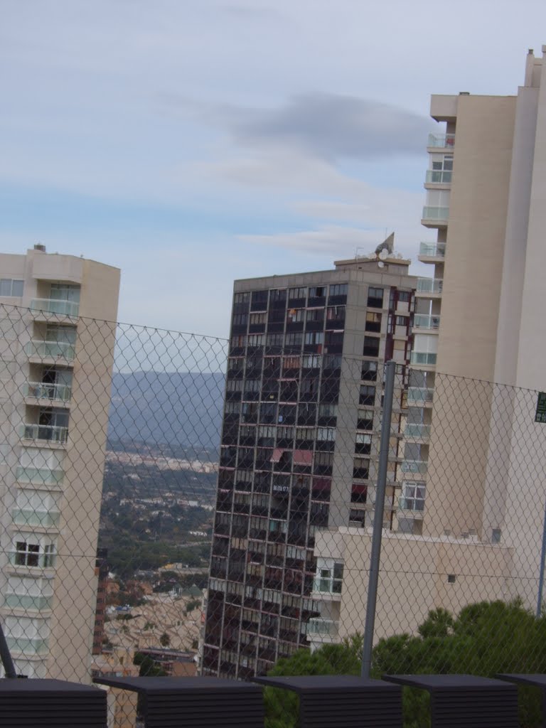 RASCACIELOS EN RINCON DE LOIX, BENIDORM by Ramon DE LA FUENTE