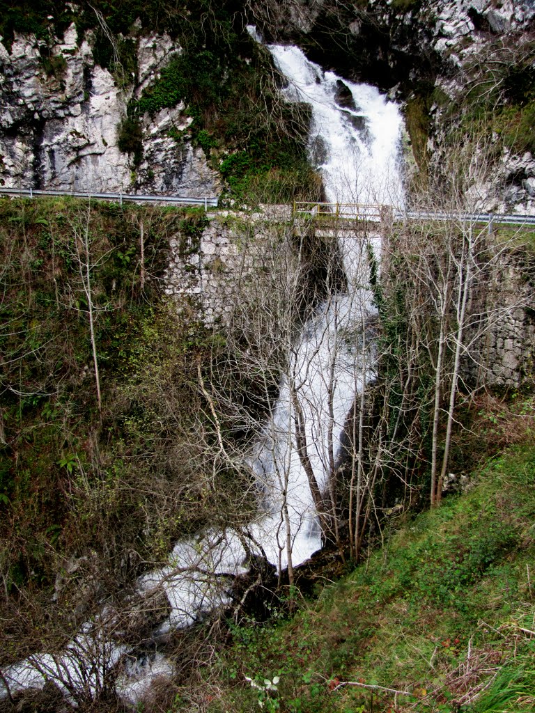 De Sobrefoz hacie al Norte, Ponga. Principado de Asturias. by Valentin Enrique Fer…