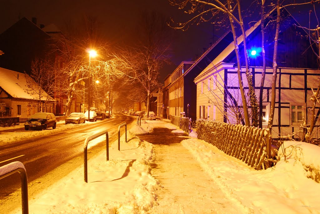 Schneezeit auf der Schüruferstraße 246 a.d. Ortsgrenze Aplerbeck/Schüren (Gesehen aus Aplerbeck. Das Fachwerkhaus-Denkmal rechts liegt in DO-Schüren) [image not pixelated!] by thomashaagen