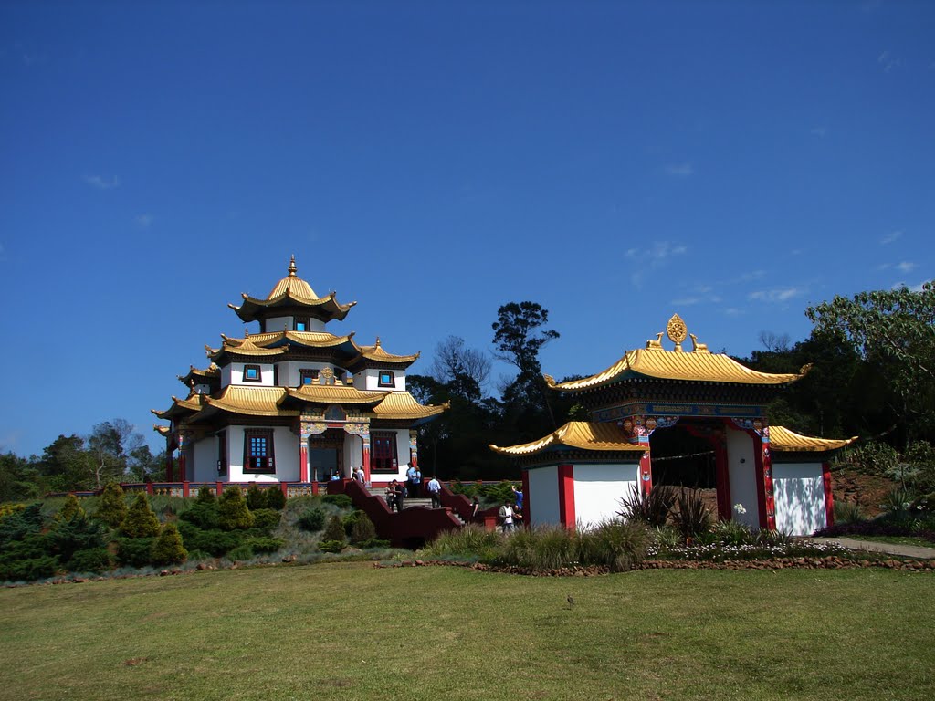 Templo Budista by Cláudio  Andrade