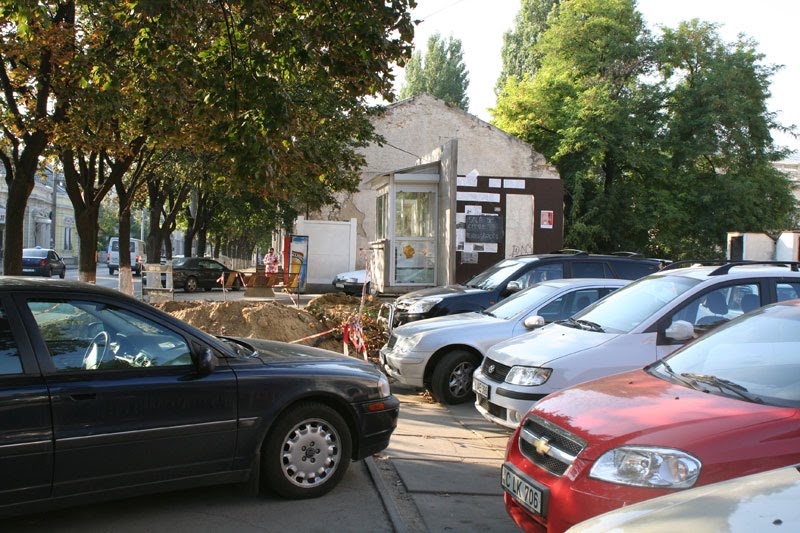 Parcare neautorizata linga apartamentul deschis / unauthorized parking around flat space by civic chisinau