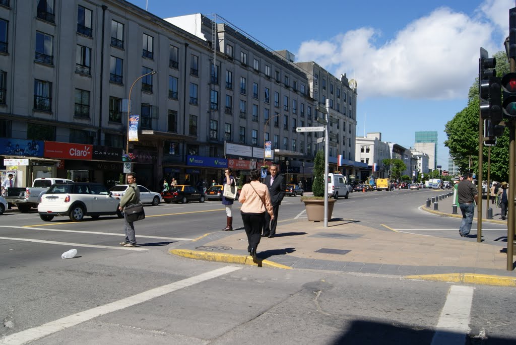 Calle O"Higgins frente a la plaza by Carlos Newman