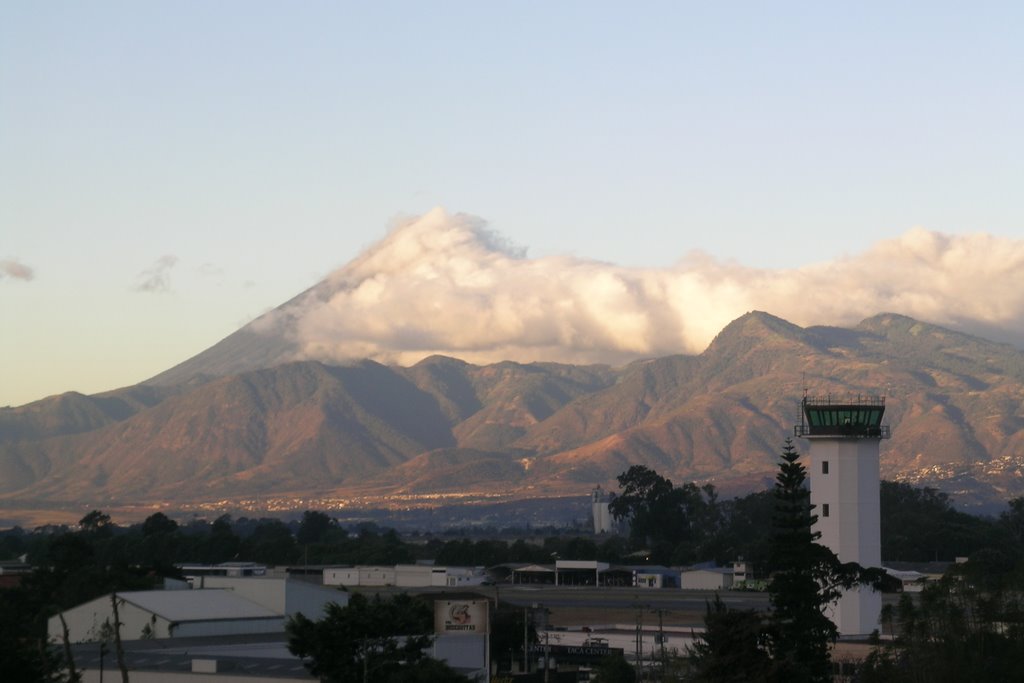 Volcán Acatenango desde Guatemala capital by adebu