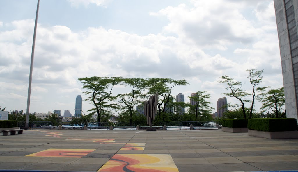 The United Nation Back Yard, NYC by Erdogan Cilingir