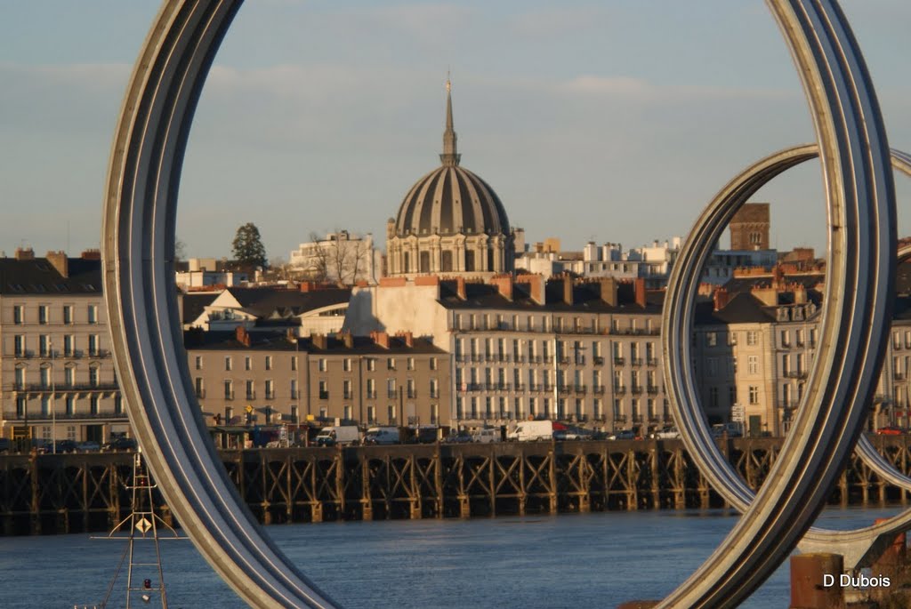 Nantes Notre dame de bon port et le quai de la fosse vue du quai des antilles au travers des anneaux de Buren & by dom44