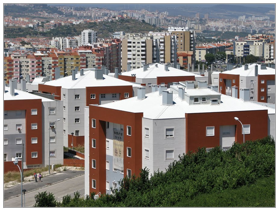 Vista para a Urbanização da Serra de Carnaxide by André Barragon