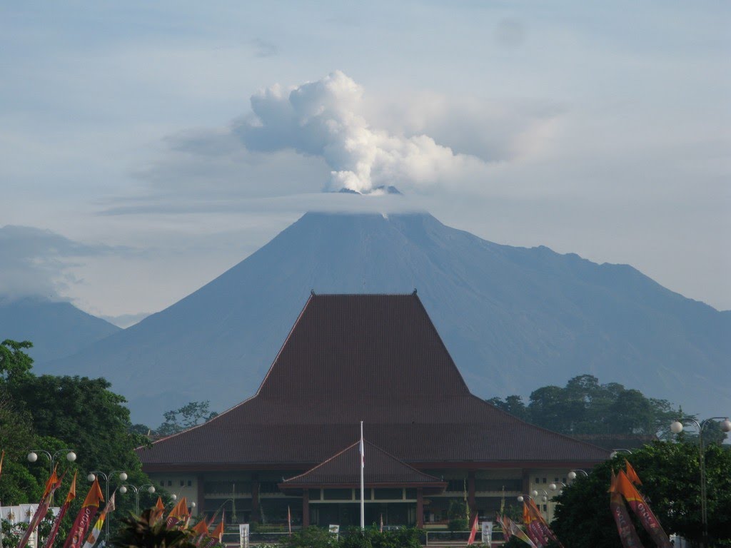 Merapi from UGM 08-Dec-2010 by ahgoose