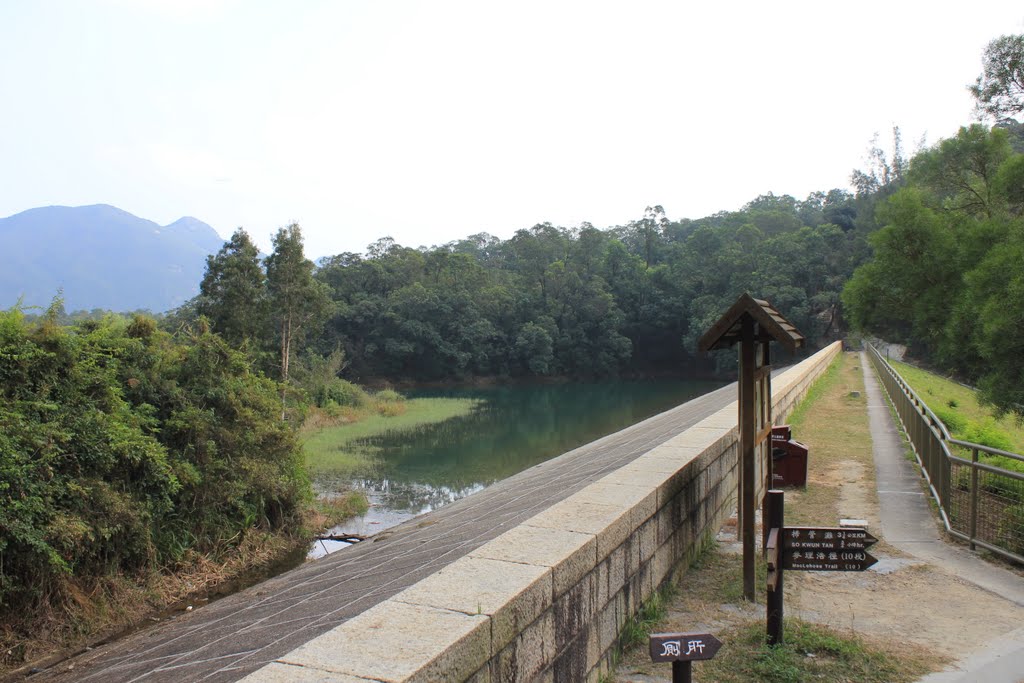 麥徑經大欖涌水塘水壩 MacLehose Trail near Dam of Tai Lam Chung Reservoir by MrLuiTheOne