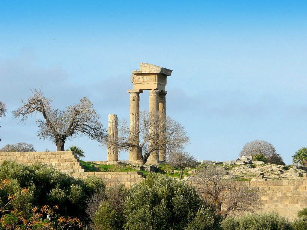 Grèce, Rhodes ce qui reste du temple d’Apollon trois colonnes, de l'acropole d'Ialyssos antique by Roger-11