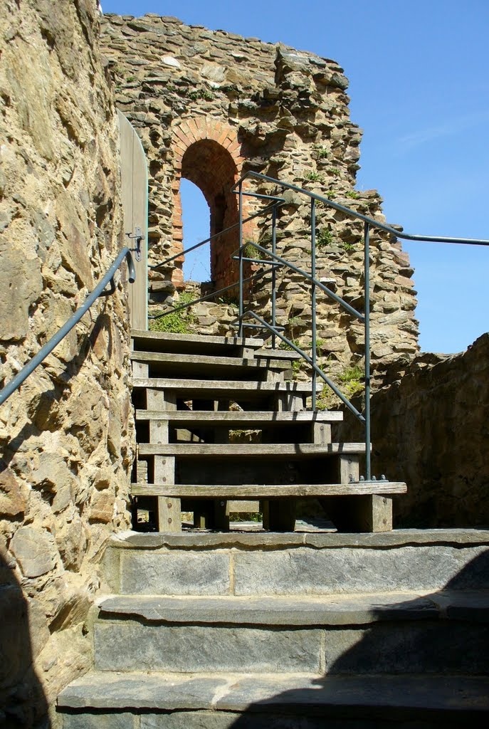 Drebach OT Scharfenstein - Der Zugang zum Bergfried von unten gesehen und Teil der Palasruine by Thomas Eichler