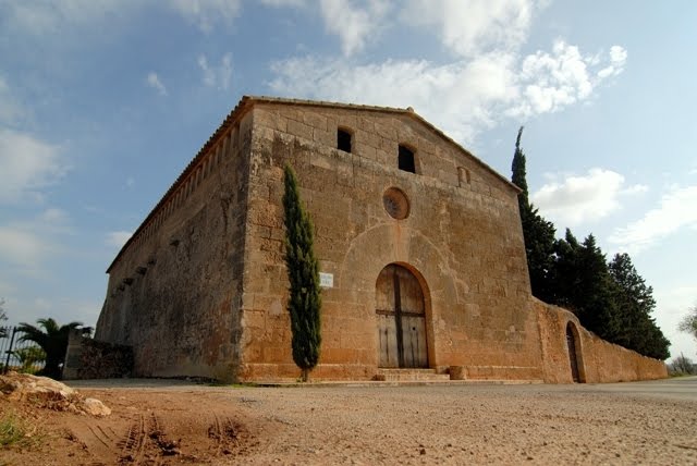 Oratori de Sant Blai (Campos) by Portal Forà Group