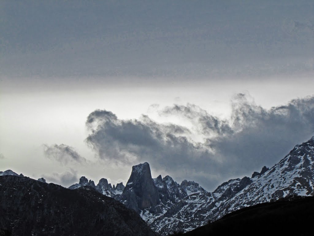 El Naranjo de Bulnes desde el Pozo de La Oración, Cabrales. Principado de Asturias. by Valentin Enrique Fer…