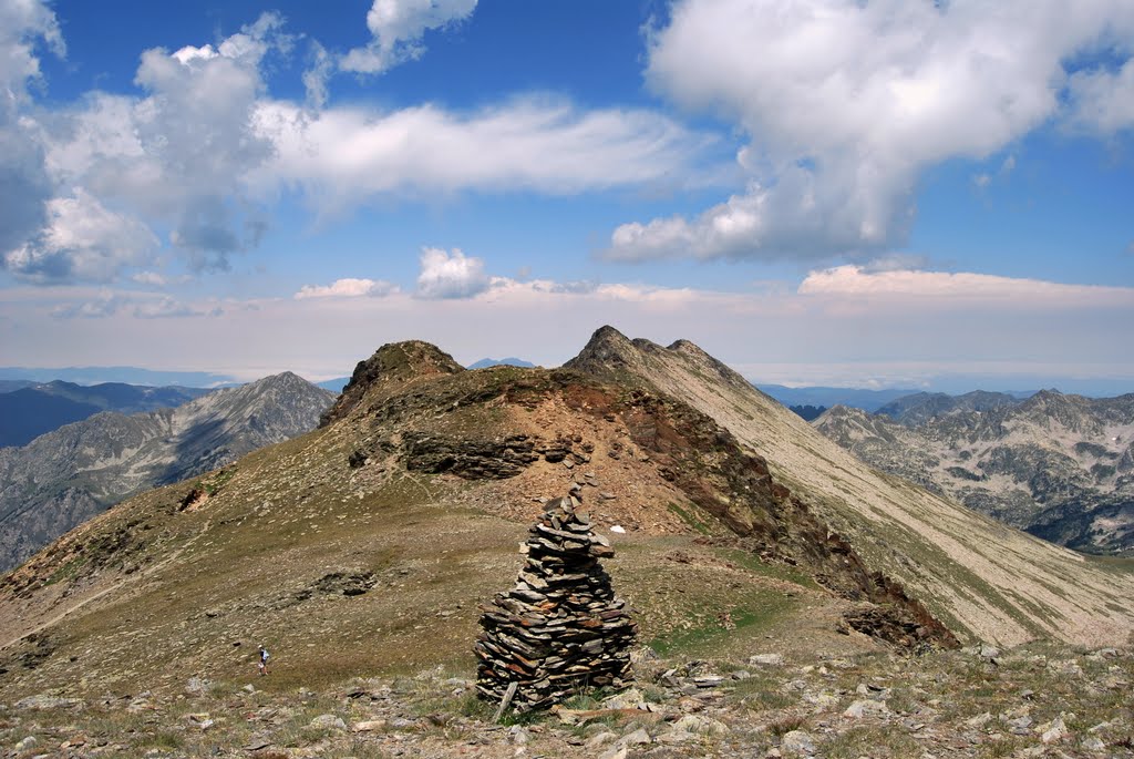 Cims sud i nord del Coma d'Or i Puigpedrós de Lanós. by Marcel Puig Puig