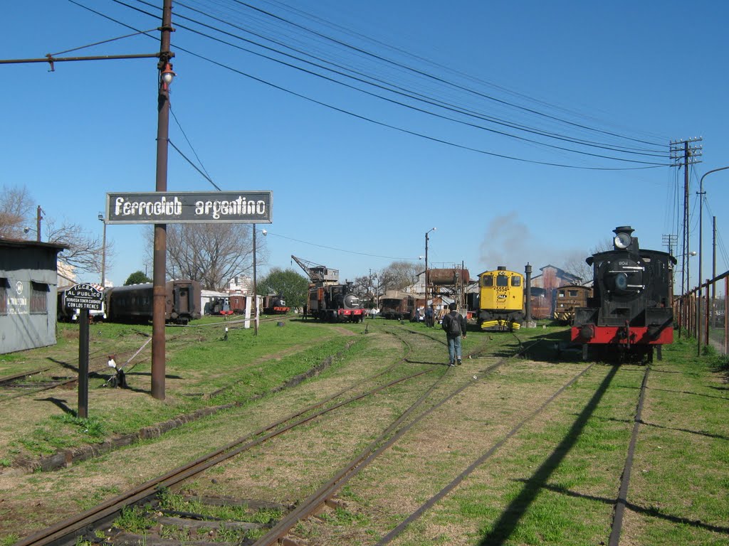 Entrada al "Ferroclub Argentino", al lado de la Estacion Lynch - Ferroclub Argentino entrance, near Colonel F. Lynch Railway Station - Sep 5, 2010 By ALE777 by ALE777