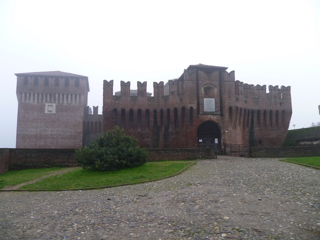 Soncino (Cremona) - Rocca Sforzesca con nebbia padana alle spalle by leochiodojeans