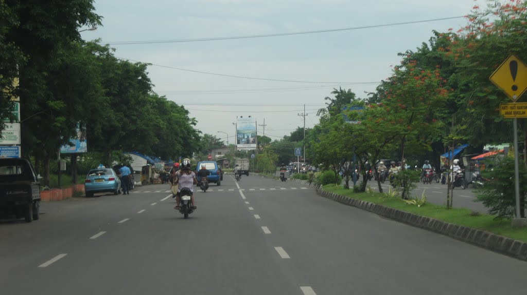 Jalan Raya Menur (dekat RSJ) by hrue