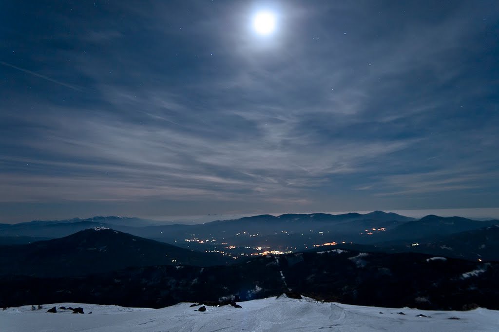 Cima di monte Ragola: controluna sulle luci di Bedonia by etioetio