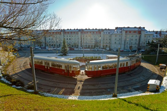 In der Warteschleife; Baumgarten, städtischer Sozialwohnungsbau Breitnerhof by aps-werbedesign