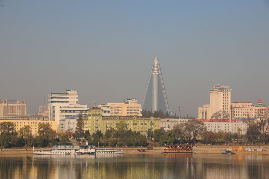 Pyongyang, Daedong river by Johan van Cranenburg…