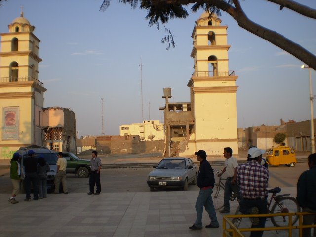 San Clemente Church's remains, 14d post earthquake by Ricardo Bandin Llanos