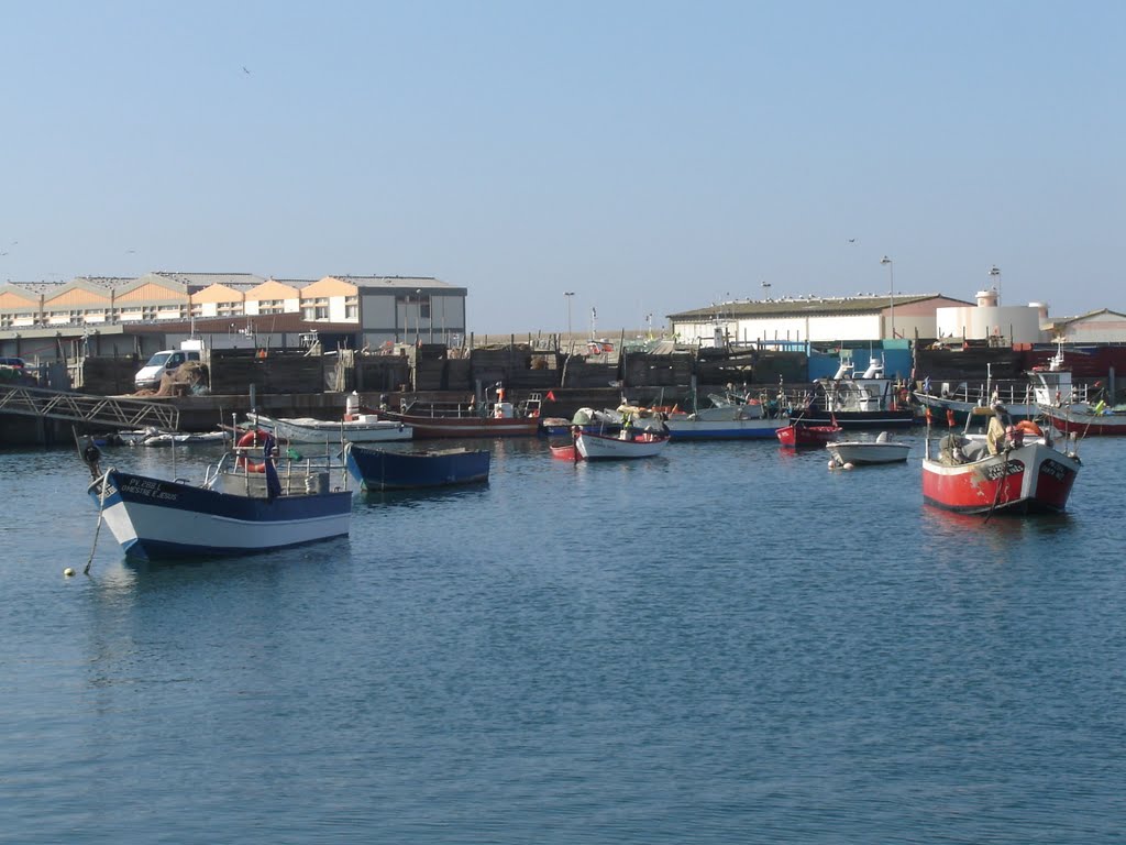 Barcos de pesca artesanal de Póvoa de varzim by Leonel Novo Maganinh…