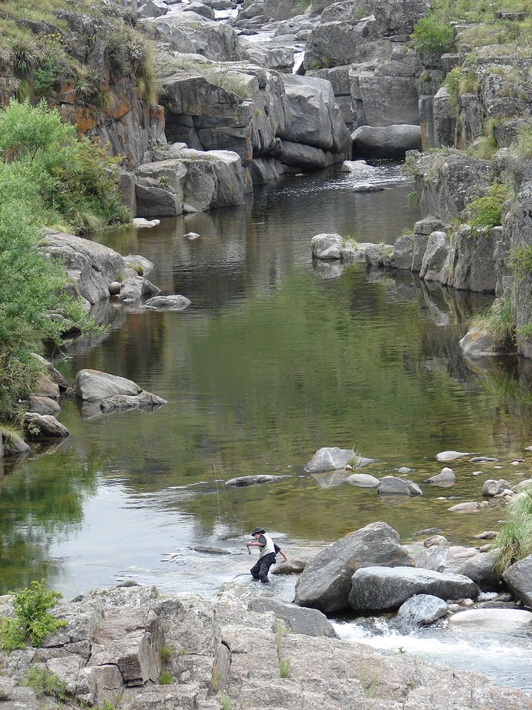 Salto de agua rio "Los reartes" Villa Alpina by Marcelo Nicolás Rome…