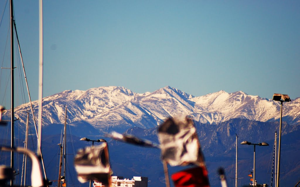 En esta, con el teleobjetivo, se aprecian mejor Los Pirineos. by sergio lopez barreir…