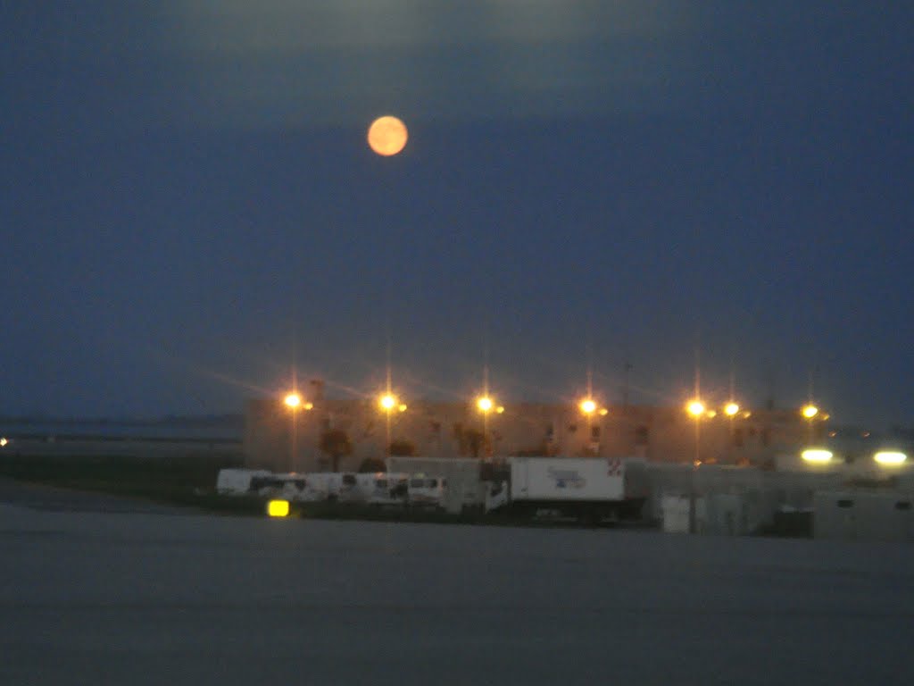 La luna d'estate -aeroporto Marco Polo-Venezia by ANALISA MORA